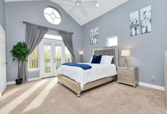 Thee Dion Room - Private Bd and Ba has Balcony rooms