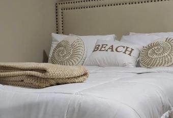 Sunshine State Oasis FREE PARKING has Balcony rooms