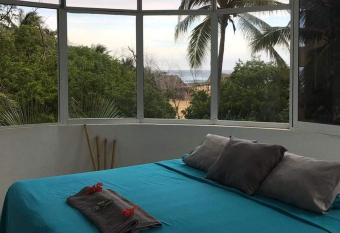 Roca del sol has Smoking rooms