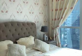 Luxury 2Bed / Upgraded / Heart of Dubai Marina has rooms with a private hot tub