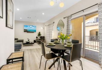 Entire three floors modern designer house, 8mins to Disneyland has Balcony rooms