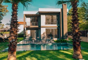 Greyvilla has Balcony rooms