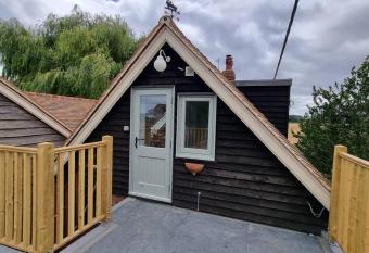 Willow View. A luxury 1 bedroom rural retreat. allows 18 year olds to book a room