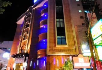 Audi Garden Business Hotel allows 18 year olds to book a room