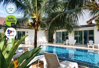 The Snug Airportel has Balcony rooms