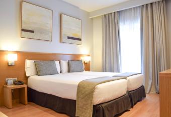 Arc La Rambla has Balcony rooms