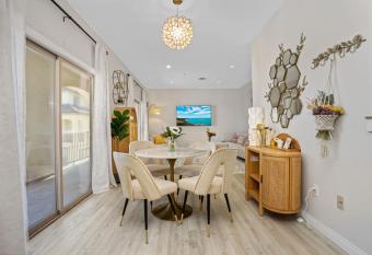 Designer House near Disney Beaches Fullerton Anaheim has Balcony rooms