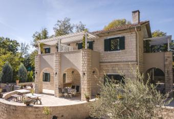 Casa Ra has Balcony rooms