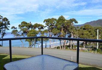 Lufra Hotel and Apartments has rooms with a private hot tub