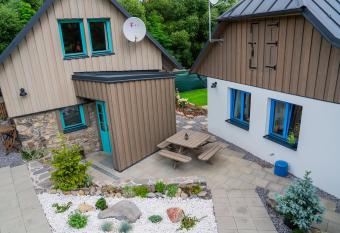 Chal  pka OPAL a Chalupa ACHAT na l  ke LukaHuta ChaletStiavnica Bansk     tiavnica na samote - samoobslu  n   pr  stup cez PIN-k  d NONSTOP has Balcony rooms