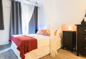 Villa Antol  n allows 18 year olds to book a room