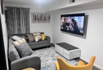 Luxury 2Bedroom Apt 5mins EWR NYC airport allows 18 year olds to book a room