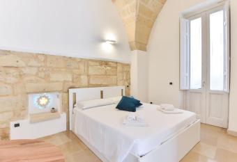 Saraceni 1 - Suite Old Town SIT allows 18 year olds to book a room