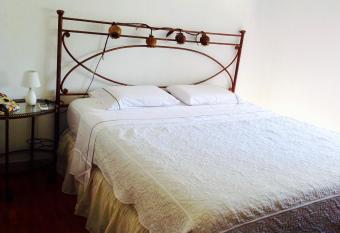 Habitaci  n y ba  o privado en casa de artista con vista al lago allows 18 year olds to book a room