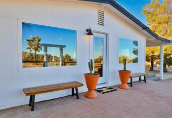 Swimming Pool - Hot Tub - Outdoor Shower - Fire Pit - Dog Friendly - Views - Stargazing - Close to town - Private - Entire Home - Joshua Tree National Park at The Yee Haw allows 18 year olds to book a room