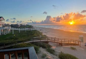 Surfside Beachfront Luxe has Balcony rooms
