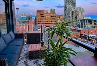 Luxury Dt has rooms with a private hot tub