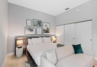 Pretty Rola 304 Luxury Apt w King Bed Central Area has Balcony rooms