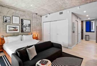 Pretty Rola 202 Modern Industrial Apt w King Bed has Balcony rooms