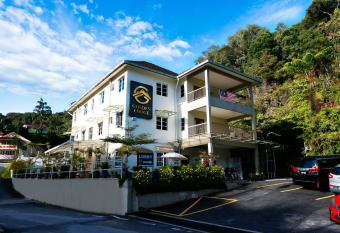 Golden Lodge allows 18 year olds to book a room