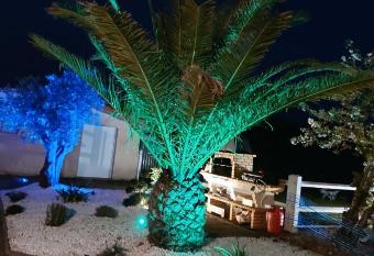 Mignon petit studio allows 18 year olds to book a room