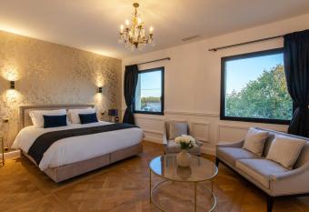 Domaine de la Trinit   5min de l A  roport Montpellier - Arena - Z  nith has rooms with a private hot tub