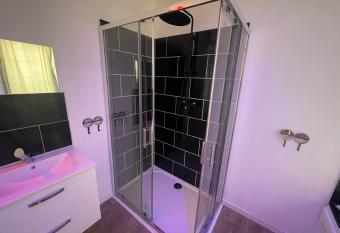 NG SuiteHome - Lille I Tourcoing Winoc - Baln  o - Netflix - Wifi has rooms with a private hot tub