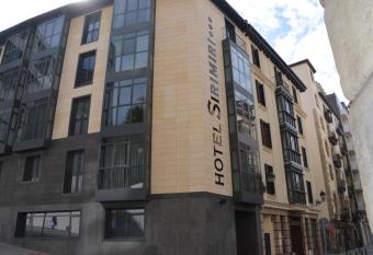 Hotel Sirimiri allows 18 year olds to book a room