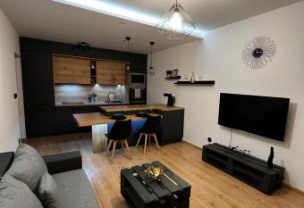 Span   na palet  ch kousek od centra Hradce Kr  lov   allows 18 year olds to book a room