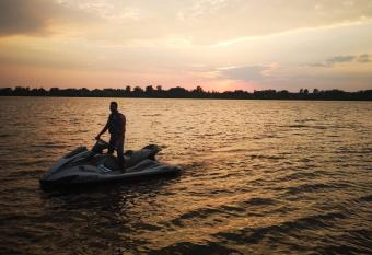 Le domaine has rooms with a private hot tub