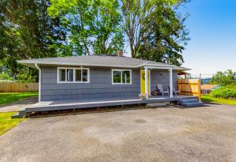 Upper Inlet Escape has Balcony rooms