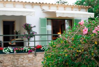 The Pretty Beach House (Cala Llombards) allows 18 year olds to book a room