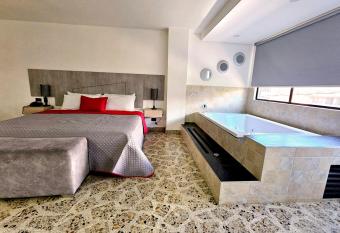 Hotel Ofix has rooms with a private hot tub