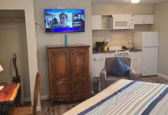 Gatlinburg Chateau Condo 2B allows 18 year olds to book a room