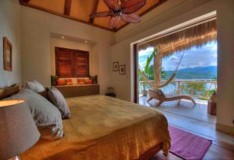 Casa Buena Vista - Beach Front - Villa in Sayulita has rooms with a private hot tub