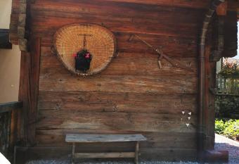 Joli appartement au c  ur du village has Balcony rooms