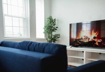 Cozy, Contemporary Suite - Fast Wi-Fi, Pool, Gym has Balcony rooms