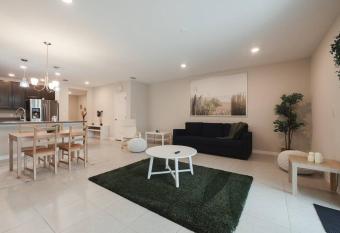 Modern, Bohemian Home - Fast Wi-Fi, Pool, Gym has Balcony rooms