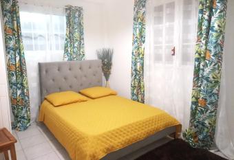 Charmant logement avec spa/petit-d  jeuner inclus. allows 18 year olds to book a room