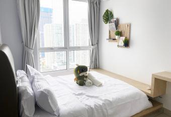 Gurney Georgetown Mansion 1R1B Minimalist Design allows 18 year olds to book a room