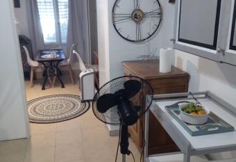 Joli Studio avec jardin allows 18 year olds to book a room