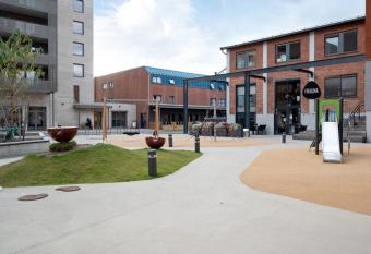 Modern Apartment Centrally Located has Balcony rooms