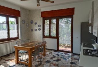 Appartamento doppi bagni sei posti letto has Balcony rooms