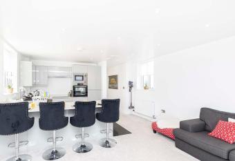 The White House - Lux Southbourne beach 3 bed stay has Balcony rooms