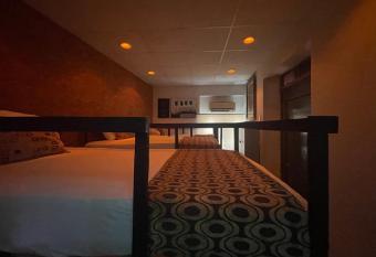 La casa de la 12 allows 18 year olds to book a room