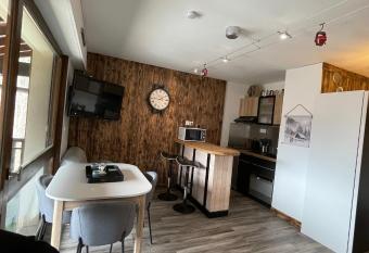 Superbe studio de montagne enti  rement r  nov   has Balcony rooms