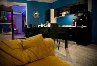 Charmant logement avec Spa, Sauna et terrasse has rooms with a private hot tub