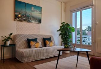 Au Bord De L eau allows 18 year olds to book a room