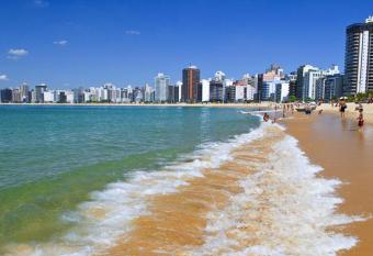 Praia da Costa curta tudo a p  ! Complet  ssimo. has Balcony rooms
