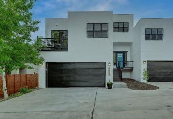 420 Luxury Retreat has Balcony rooms